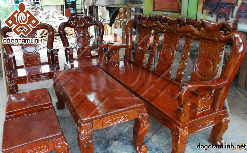 Bàn ghế được làm bằng gỗ Gõ đỏ