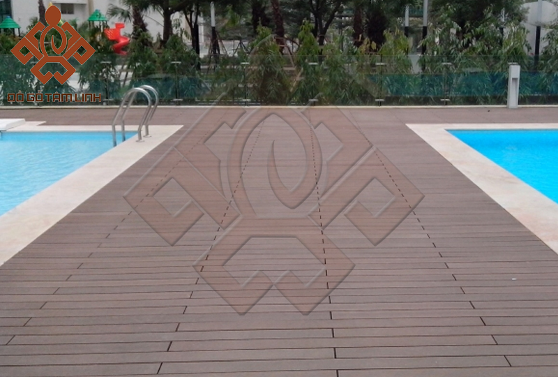 Sàn gỗ được thi công hoàn thiện tại bể bơi