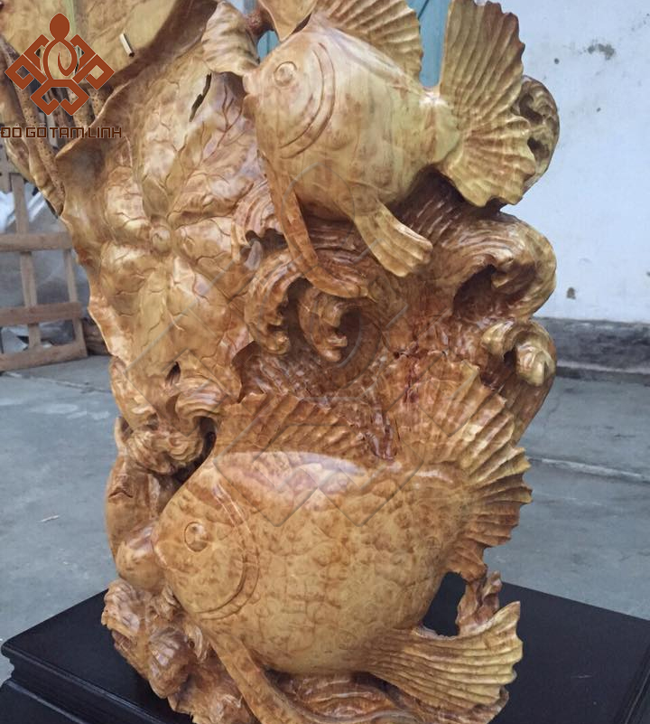 Cận cảnh cá chép được trạm khắc trên tượng cá chép cây sen đồng hồ bằng gỗ Nu kháo