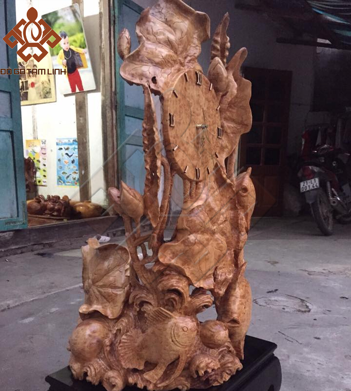 Mặt bên của bức tượng cá chép cây sen đồng hồ bằng gỗ Nu kháo