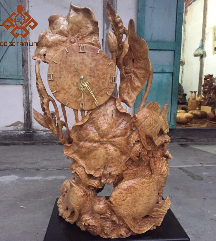 Toàn cảnh bức tượng cá chép cây sen đồng hồ bằng gỗ Nu kháo