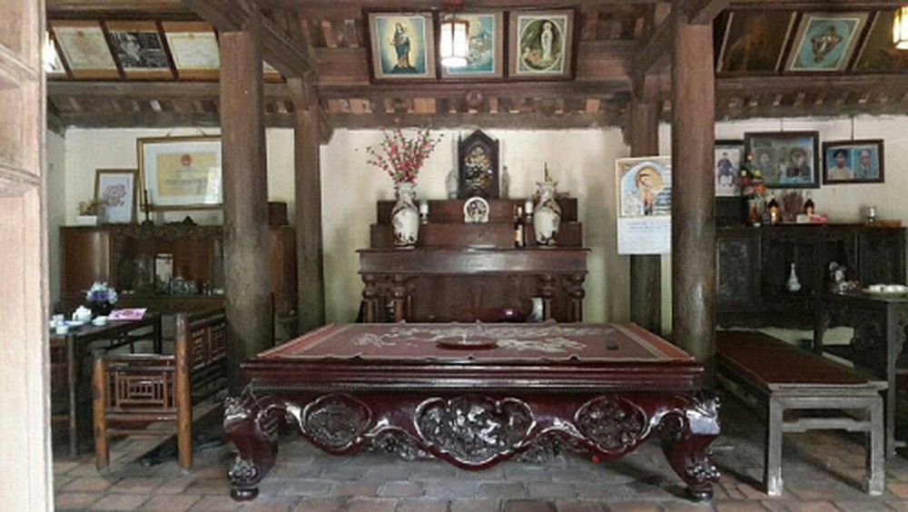 Mẫu phòng thờ truyền thống