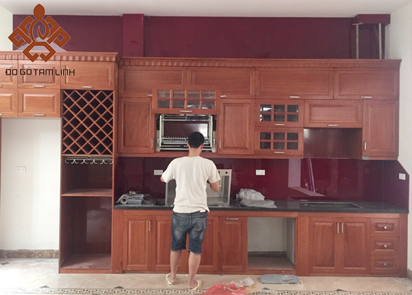 Thi công nội thất tủ bếp bằng gỗ tự nhiên