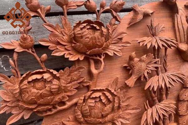 Hoa phù dung trong tranh quạt gỗ Phu Thê Viên Mãn